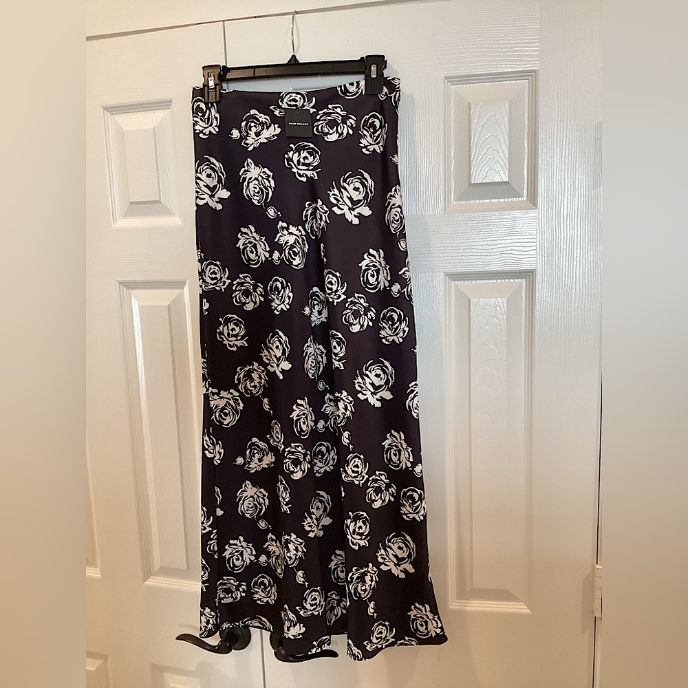 Club Monaco pretty floral deep purple satin skirt. Size 0